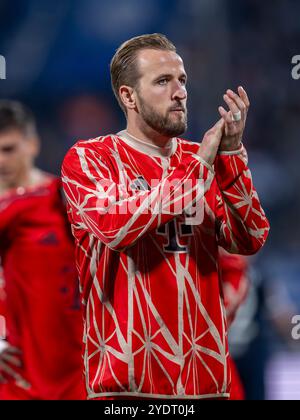 Bochum, Deutschland. Oktober 2024. Fußball: Bundesliga, VfL Bochum - Bayern München, Spieltag 8, Vonovia Ruhrstadion: Münchner Harry Kane dankt den Fans. Quelle: David Inderlied/dpa/Alamy Live News Stockfoto