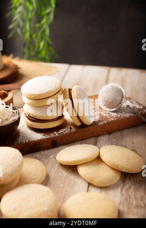 Alfajor. Ein traditionelles Dessert, das in Lateinamerika beliebt ist. Es besteht aus zwei Keksen, die zusammen mit Dulce de leche zu einem Sandwich zusammengefügt werden Stockfoto