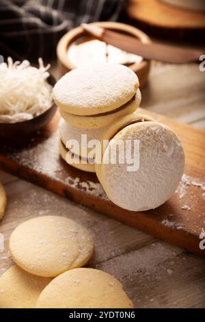 Alfajor. Ein traditionelles Dessert, das in Lateinamerika beliebt ist. Es besteht aus zwei Keksen, die zusammen mit Dulce de leche zu einem Sandwich zusammengefügt werden Stockfoto