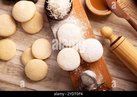 Alfajor. Ein traditionelles Dessert, das in Lateinamerika beliebt ist. Es besteht aus zwei Keksen, die zusammen mit Dulce de leche zu einem Sandwich zusammengefügt werden Stockfoto