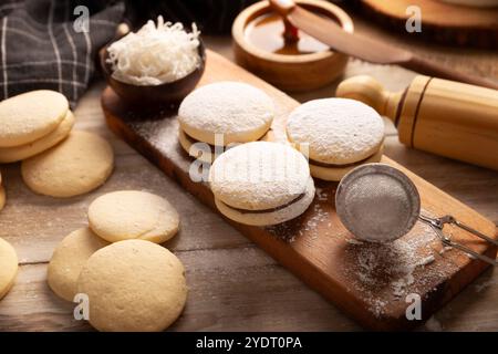 Alfajor. Ein traditionelles Dessert, das in Lateinamerika beliebt ist. Es besteht aus zwei Keksen, die zusammen mit Dulce de leche zu einem Sandwich zusammengefügt werden Stockfoto