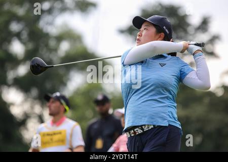 Kuala Lumpur, Malaysia. Oktober 2024. Mirabel Ting aus Malaysia spielt ihren Schuss aus dem 2. Abschlag während der letzten Runde der Maybank Championship 2024 auf dem Kuala Lumpur Golf & Country Club Golfplatz. Quelle: SOPA Images Limited/Alamy Live News Stockfoto