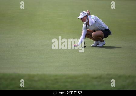 Kuala Lumpur, Malaysia. Oktober 2024. Jennifer Kupcho aus Amerika reiht ihren Schuss auf dem 11. Abschlag während der letzten Runde der Maybank Championship 2024 auf dem Kuala Lumpur Golf & Country Club Golf Course ein. Quelle: SOPA Images Limited/Alamy Live News Stockfoto