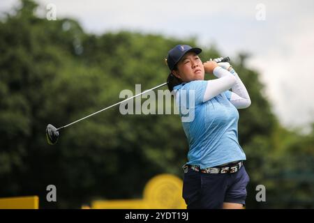 Kuala Lumpur, Malaysia. Oktober 2024. Ruixin Liu aus Malaysia spielt ihren Schuss aus dem 13. Abschlag während der letzten Runde der Maybank Championship 2024 auf dem Kuala Lumpur Golf & Country Club Golfplatz. Quelle: SOPA Images Limited/Alamy Live News Stockfoto