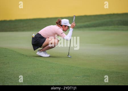 Kuala Lumpur, Malaysia. Oktober 2024. Marina Alex aus Amerika hat ihren Schuss auf Loch 18 in der Finalrunde der Maybank Championship 2024 auf dem Kuala Lumpur Golf & Country Club Golfplatz ausgerichtet. (Foto: Faris Hadziq/SOPA Images/SIPA USA) Credit: SIPA USA/Alamy Live News Stockfoto