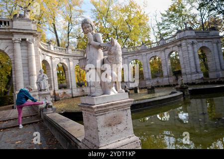 Besucher am Märchenbrunnen im Berliner Stadtteil Friedrichshain an einem Herbsttag. Der Märchenbrunnen ist Umgeben von Figutes der Märchen der Gebrüder Grimm. / Besucher am Märchenbrunnen im Berliner Stadtteil Friedrichshain an einem Herbsttag. Der Märchenbrunnen ist von Figuren aus den Märchen der Brüder Grimm umgeben. Schnappschuss-Fotografie/K.M.Krause *** Besucher am Märchenbrunnen im Berliner Stadtteil Friedrichshain an einem Herbsttag wird der Märchenbrunnen von Figuren der Brüder Grimm Märchenbesucher am Märchenbrunnen in der Berliner Friedrichsha umgeben Stockfoto