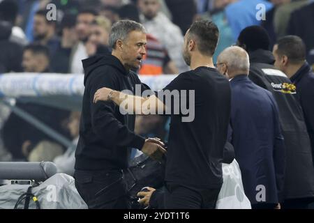 PSG-Trainer Luis Enrique begrüßt den Trainer der Olympique de Marseille Roberto de Zerbi nach dem Fußballspiel der französischen Meisterschaft Ligue 1 zwischen Olympique de Marseille (OM) und Paris Saint-Germain (PSG) am 27. Oktober 2024 im Stade Velodrome in Marseille Stockfoto