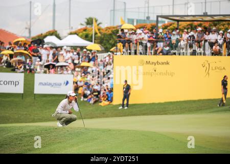 Kuala Lumpur, Malaysia. Oktober 2024. Celine Boutier aus Frankreich hat ihren Schuss auf Loch 18 während der letzten Runde der Maybank Championship 2024 auf dem Golfplatz Kuala Lumpur Golf & Country Club ausgerichtet. (Foto: Faris Hadziq/SOPA Images/SIPA USA) Credit: SIPA USA/Alamy Live News Stockfoto