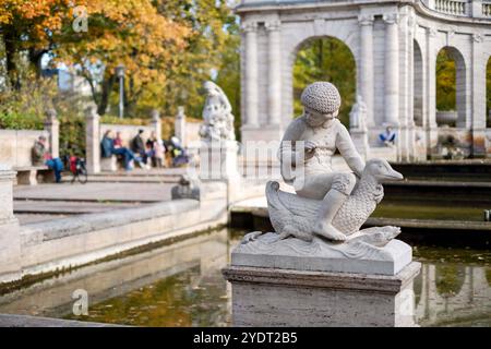 Besucher am Märchenbrunnen im Berliner Stadtteil Friedrichshain an einem Herbsttag. Der Märchenbrunnen ist Umgeben von Figutes der Märchen der Gebrüder Grimm. / Besucher am Märchenbrunnen im Berliner Stadtteil Friedrichshain an einem Herbsttag. Der Märchenbrunnen ist von Figuren aus den Märchen der Brüder Grimm umgeben. Schnappschuss-Fotografie/K.M.Krause *** Besucher am Märchenbrunnen im Berliner Stadtteil Friedrichshain an einem Herbsttag wird der Märchenbrunnen von Figuren der Brüder Grimm Märchenbesucher am Märchenbrunnen in der Berliner Friedrichsha umgeben Stockfoto