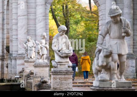 Besucher am Märchenbrunnen im Berliner Stadtteil Friedrichshain an einem Herbsttag. Der Märchenbrunnen ist Umgeben von Figutes der Märchen der Gebrüder Grimm. / Besucher am Märchenbrunnen im Berliner Stadtteil Friedrichshain an einem Herbsttag. Der Märchenbrunnen ist von Figuren aus den Märchen der Brüder Grimm umgeben. Schnappschuss-Fotografie/K.M.Krause *** Besucher am Märchenbrunnen im Berliner Stadtteil Friedrichshain an einem Herbsttag wird der Märchenbrunnen von Figuren der Brüder Grimm Märchenbesucher am Märchenbrunnen in der Berliner Friedrichsha umgeben Stockfoto