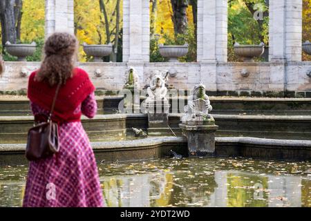 Besucher am Märchenbrunnen im Berliner Stadtteil Friedrichshain an einem Herbsttag. Der Märchenbrunnen ist Umgeben von Figutes der Märchen der Gebrüder Grimm. / Besucher am Märchenbrunnen im Berliner Stadtteil Friedrichshain an einem Herbsttag. Der Märchenbrunnen ist von Figuren aus den Märchen der Brüder Grimm umgeben. Schnappschuss-Fotografie/K.M.Krause *** Besucher am Märchenbrunnen im Berliner Stadtteil Friedrichshain an einem Herbsttag wird der Märchenbrunnen von Figuren der Brüder Grimm Märchenbesucher am Märchenbrunnen in der Berliner Friedrichsha umgeben Stockfoto