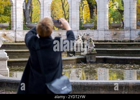 Besucher am Märchenbrunnen im Berliner Stadtteil Friedrichshain an einem Herbsttag. Der Märchenbrunnen ist Umgeben von Figutes der Märchen der Gebrüder Grimm. / Besucher am Märchenbrunnen im Berliner Stadtteil Friedrichshain an einem Herbsttag. Der Märchenbrunnen ist von Figuren aus den Märchen der Brüder Grimm umgeben. Schnappschuss-Fotografie/K.M.Krause *** Besucher am Märchenbrunnen im Berliner Stadtteil Friedrichshain an einem Herbsttag wird der Märchenbrunnen von Figuren der Brüder Grimm Märchenbesucher am Märchenbrunnen in der Berliner Friedrichsha umgeben Stockfoto