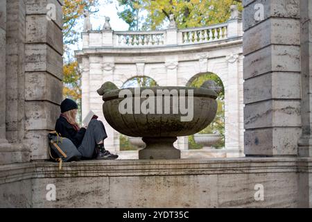 Besucher am Märchenbrunnen im Berliner Stadtteil Friedrichshain an einem Herbsttag. Der Märchenbrunnen ist Umgeben von Figutes der Märchen der Gebrüder Grimm. / Besucher am Märchenbrunnen im Berliner Stadtteil Friedrichshain an einem Herbsttag. Der Märchenbrunnen ist von Figuren aus den Märchen der Brüder Grimm umgeben. Schnappschuss-Fotografie/K.M.Krause *** Besucher am Märchenbrunnen im Berliner Stadtteil Friedrichshain an einem Herbsttag wird der Märchenbrunnen von Figuren der Brüder Grimm Märchenbesucher am Märchenbrunnen in der Berliner Friedrichsha umgeben Stockfoto