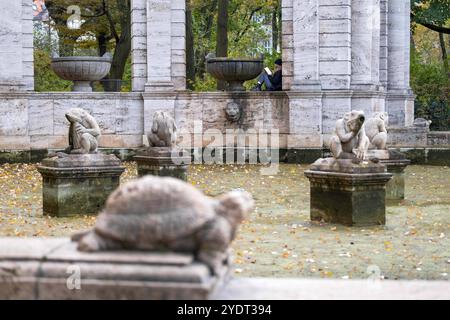 Besucher am Märchenbrunnen im Berliner Stadtteil Friedrichshain an einem Herbsttag. Der Märchenbrunnen ist Umgeben von Figutes der Märchen der Gebrüder Grimm. / Besucher am Märchenbrunnen im Berliner Stadtteil Friedrichshain an einem Herbsttag. Der Märchenbrunnen ist von Figuren aus den Märchen der Brüder Grimm umgeben. Schnappschuss-Fotografie/K.M.Krause *** Besucher am Märchenbrunnen im Berliner Stadtteil Friedrichshain an einem Herbsttag wird der Märchenbrunnen von Figuren der Brüder Grimm Märchenbesucher am Märchenbrunnen in der Berliner Friedrichsha umgeben Stockfoto