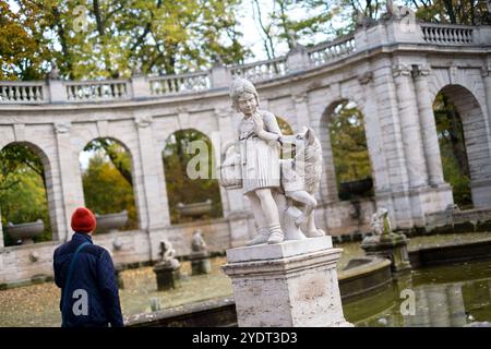 Besucher am Märchenbrunnen im Berliner Stadtteil Friedrichshain an einem Herbsttag. Der Märchenbrunnen ist Umgeben von Figutes der Märchen der Gebrüder Grimm. / Besucher am Märchenbrunnen im Berliner Stadtteil Friedrichshain an einem Herbsttag. Der Märchenbrunnen ist von Figuren aus den Märchen der Brüder Grimm umgeben. Schnappschuss-Fotografie/K.M.Krause *** Besucher am Märchenbrunnen im Berliner Stadtteil Friedrichshain an einem Herbsttag wird der Märchenbrunnen von Figuren der Brüder Grimm Märchenbesucher am Märchenbrunnen in der Berliner Friedrichsha umgeben Stockfoto