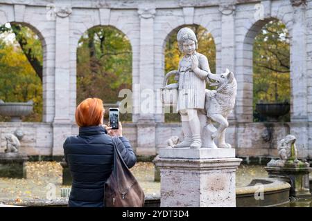 Besucher am Märchenbrunnen im Berliner Stadtteil Friedrichshain an einem Herbsttag. Der Märchenbrunnen ist Umgeben von Figutes der Märchen der Gebrüder Grimm. / Besucher am Märchenbrunnen im Berliner Stadtteil Friedrichshain an einem Herbsttag. Der Märchenbrunnen ist von Figuren aus den Märchen der Brüder Grimm umgeben. Schnappschuss-Fotografie/K.M.Krause *** Besucher am Märchenbrunnen im Berliner Stadtteil Friedrichshain an einem Herbsttag wird der Märchenbrunnen von Figuren der Brüder Grimm Märchenbesucher am Märchenbrunnen in der Berliner Friedrichsha umgeben Stockfoto