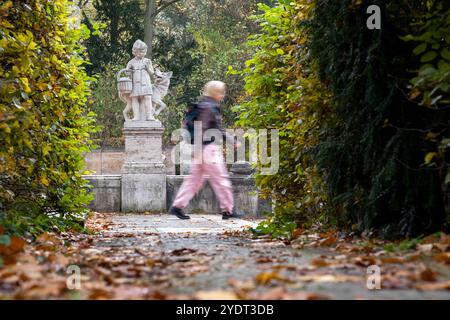 Besucher am Märchenbrunnen im Berliner Stadtteil Friedrichshain an einem Herbsttag. Der Märchenbrunnen ist Umgeben von Figutes der Märchen der Gebrüder Grimm. / Besucher am Märchenbrunnen im Berliner Stadtteil Friedrichshain an einem Herbsttag. Der Märchenbrunnen ist von Figuren aus den Märchen der Brüder Grimm umgeben. Schnappschuss-Fotografie/K.M.Krause *** Besucher am Märchenbrunnen im Berliner Stadtteil Friedrichshain an einem Herbsttag wird der Märchenbrunnen von Figuren der Brüder Grimm Märchenbesucher am Märchenbrunnen in der Berliner Friedrichsha umgeben Stockfoto