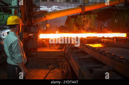 HUZHOU, CHINA - 28. OKTOBER 2024 - Ein Arbeiter arbeitet in einer Werkstatt von Zhejiang Minghe Steel Pipe Co., LTD. In der Moganshan High-Tech Zone in Huzhou Stockfoto