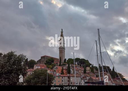 Der mittelalterliche Charme von Rovinj, einer malerischen Stadt in Istrien, Kroatien. Die Skyline dominiert der berühmte Glockenturm, der hoch über der farbenfrohen Skyline steht Stockfoto