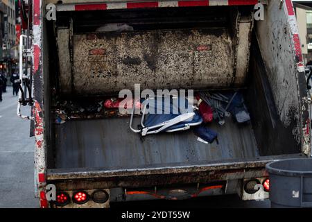 New York, NY. Oktober 2024. Ablehnung, die von den ausgelagerten Trump-Anhängern zurückgelassen wurde, nachdem sie an der Kundgebung teilgenommen hatten. Quelle: John Garry/Alamy Live News Stockfoto