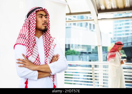 Islamische Frau mit Smartphones App organisieren Zeitplan Agenda Fokus auf Hände halten Smartphone muslimische moderne Stadt der vae. Arabische Frauen tragen Hijab und Muskel Stockfoto