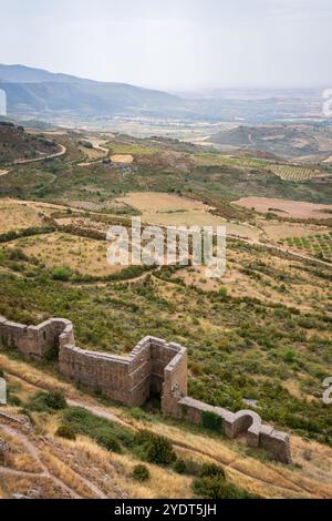 Die geflickte Ackerlandlandschaft der Aragón-Landschaft erstreckt sich über die Steinmauern des Loarre-Schlosses in der Provinz Huesca in Spanien. Stockfoto