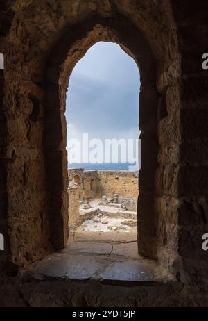 Gewölbte Steinpassagen und ein Zisterntunnel schlängeln sich durch das Innere der Burg Loarre in der Provinz Huesca in Aragón, Spanien. Stockfoto