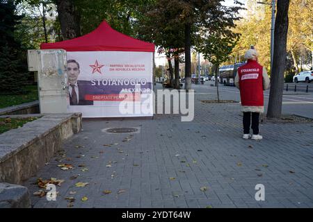 Chisinau, Moldawien. Oktober 2024. Stehen Sie in einer Straße im Stadtzentrum für Wahlpropaganda für die Präsidentschaftswahlen im Land Stockfoto