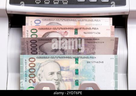 Armenisches Geld - Drag in der Zählmaschine Stockfoto