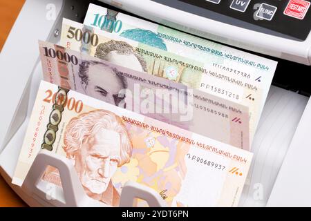 Armenisches Geld - Drag in der Zählmaschine Stockfoto