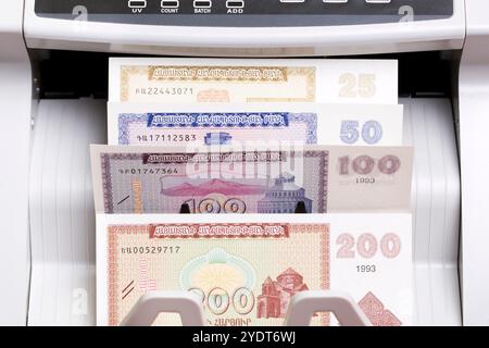 Altes armenisches Geld - DRAM in der Zählmaschine Stockfoto