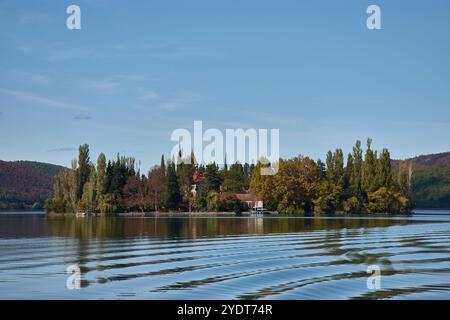 Visovac Island, im Herzen des Krka-Nationalparks, Kroatien. Auf der Insel befindet sich das historische Visovac-Kloster, umgeben von üppigem Grün Stockfoto