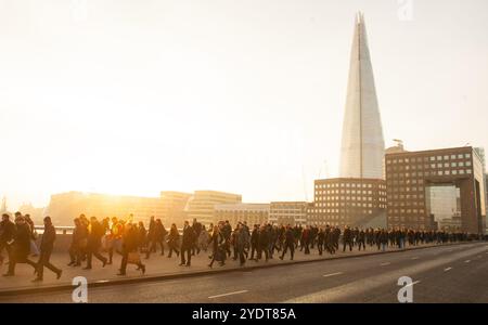 Aktenfoto vom 01/15 von Pendlern, die während der morgendlichen Hauptverkehrszeit die London Bridge überqueren. Die Zahl der offenen Stellen nahm im letzten Monat geringfügig zu – angetrieben durch mehr Werbung für Arbeiter in Baugewerbe, Logistik und Lagern, so neue Forschungsergebnisse. Laut Jobsite Adzuna gab es auch eine Zunahme der freien Stellen für Absolventen. Ausgabedatum: Montag, 28. Oktober 2024. Stockfoto