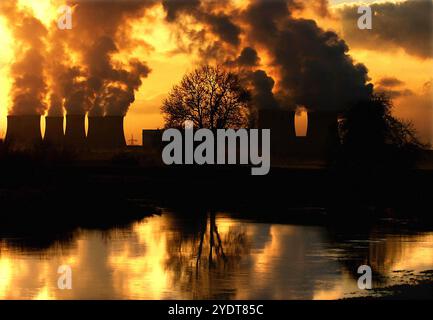 Dateifoto vom 09/12/05, in dem die niedrige Wintersonne das Emissionsvolumen des Kraftwerks Drax in der Nähe von Selby, Yorkshire, hervorhebt. Die Minister seien über die Umweltauswirkungen des geplanten neuen Gaskraftwerks in Aberdeenshire "irregeführt" worden, sagten Umweltschützer. Die geplante Peterhead-2-Anlage würde neben dem bestehenden Peterhead-Kraftwerk in Aberdeenshire gebaut werden, aber die Kampagnengruppe Friends of the Earth (FOE) sagte, dass die Emissionen der Anlage bis zu fünf Mal höher sein könnten, als die Entwickler des Standorts SSE und Equinor in Planungsdokumenten angegeben haben. Ausgabedatum: MO Stockfoto