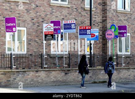 Dateifoto vom 02/10/08 von zum Verkauf und zur Vermietung von Brettern auf einer Straße in York, da sich Häuser im Wert von schätzungsweise 113 Milliarden Pfund in der Verkaufspipeline befinden – das ist das höchste Niveau der seit Herbst 2020 vereinbarten Neuverkäufe, laut Website Zoopla. Ausgabedatum: Montag, 28. Oktober 2024. Stockfoto