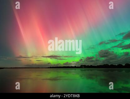 Die spektakuläre Aurora Borealis tanzt über Horsey Mere in Norfolk Stockfoto