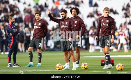 Manchester United's Victor Lindelöf, Manchester United Bruno Fernandes, Manchester United Joshua Zirkzee und Manchester United Rasmus Højlund wärmen sich vor dem Spiel auf. Stockfoto