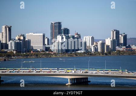 Perth Australien 18. 03. 2024 das Bild zeigt einen klaren Tag in einer pulsierenden Stadt und zeigt eine moderne Uferpromenade mit einer Mischung aus Wohnhäusern. Stockfoto