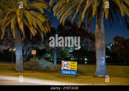 Ein Straßenschild in Perth, Australien, das das Ende der Straßenarbeiten mit einer Höchstgeschwindigkeit von 60 km/h anzeigt. Stockfoto