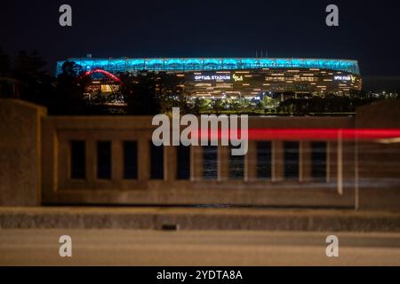 Perth Australien 18. 03. 2024 Optus Stadium in Perth, Australien, bei Nacht blau beleuchtet. Stockfoto