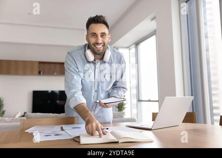 Positiver selbstbewusster Unternehmer, der für Startup recherchiert Stockfoto