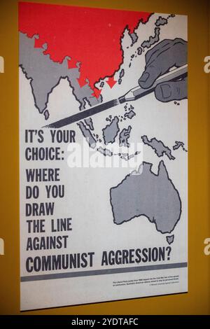 Ein historisches Propaganda-Poster aus der Zeit des Kalten Krieges mit dem Titel „IT's your Choice: Wo ziehen Sie die Linie gegen die kommunistische Aggression? Stockfoto