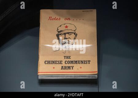 Ein historisches Dokument mit dem Titel „Notizen zu... Die Kommunistische Armee Chinas, mit einer schwarz-weißen Illustration eines Soldaten mit einem roten Stern. Stockfoto