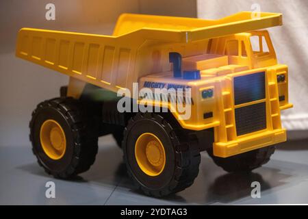 Ein Kipper mit der Aufschrift „Mighty Wheels Construction Co.“ Stockfoto