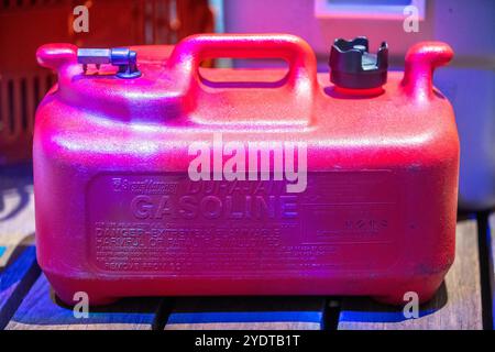 Perth Australien 18. 03. 2024 dieses Bild zeigt einen roten Benzinbehälter aus Kunststoff mit der Aufschrift „Dura-Tank“. Stockfoto