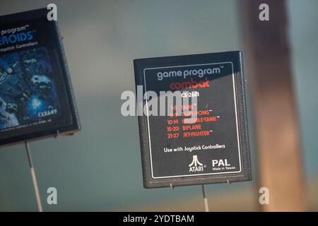 Perth Australien 18. 03. 2024 dieses Bild zeigt eine Atari-Spielkassette mit dem Titel „Combat“ für die Atari 2600-Konsole. Stockfoto