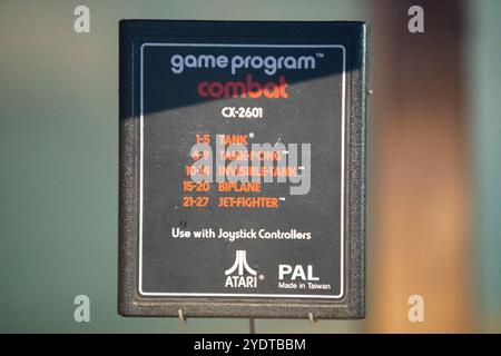 Perth Australien 18. 03. 2024 dieses Bild zeigt eine Atari-Spielkassette mit dem Titel „Combat“ für die Atari 2600-Konsole. Stockfoto