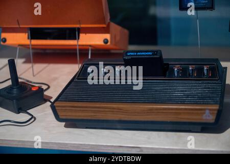 Perth Australien 18. 03. 2024 dieses Bild zeigt eine Atari 2600-Konsole mit eingelegter „Space Invaders“-Spielkassette. Stockfoto