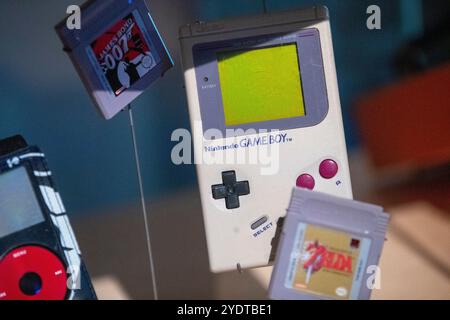 Perth Australien 18. 03. 2024 dieses Bild zeigt einen Nintendo Game Boy, eine klassische Handheld-Spielkonsole. Stockfoto