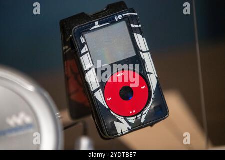 Perth Australien 18. 03. 2024 das Bild zeigt eine Nahaufnahme eines iPod Classic, eines tragbaren Mediaplayers, der in einem schwarz-weißen schutzhülle eingehüllt ist Stockfoto